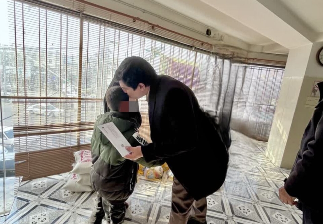 توزیع بسته های معیشتی بین فرزندان ایتام و بی سرپرست توسط مهدی جهانشیری دادستان شهرستان ملارد بمناسبت گرامیداشت هفته قوه قضاییه 